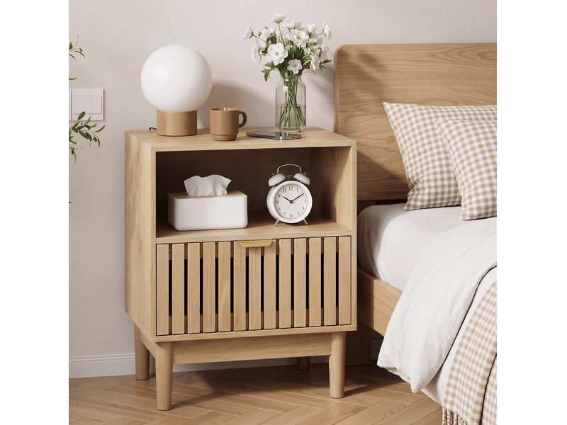 Table de chevet 45x39x56,5 cm avec 1 tiroir en mdf chêne clair, design à lattes, meuble de rangement pour chambre, salon - Conforama B