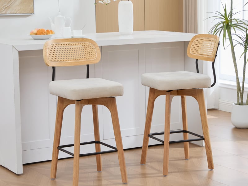 Lot de 2 tabourets de bar pivotants avec dossier effet rotin et assise en chenille beige, piètement bois et métal, design pour îlot central et cuisine - Conforama B