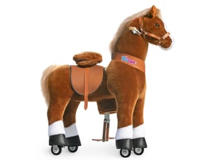 Poney marron avec sabots blanc