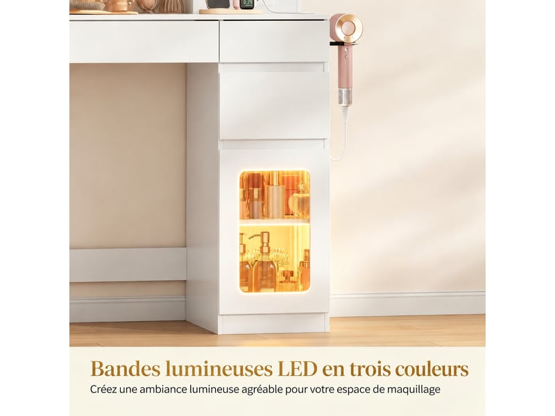  Coiffeuse blanche de 104 x 40 x 144 cm en panneaux de particules et verre, avec inserts de portes en acrylique semi-transparent. Miroir à 10 ampoules led, 5 tiroirs, 2 placards et station de charge intégrée.  - Conforama D