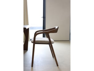 Chaise salle à manger lana bois de frêne et tissu brun avec accoudoirs, rembourrée