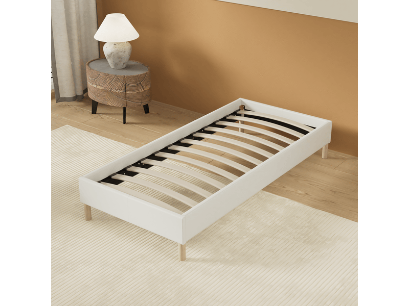 Lit 90x190 cm avec sommier, tissu blanc crème, lattes et pieds en bois Alya blanc crème - Conforama B