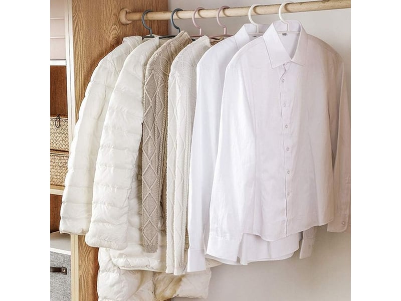Lot de 10 cintres antidérapants et peu encombrants pour manteaux et pantalons. - Conforama B