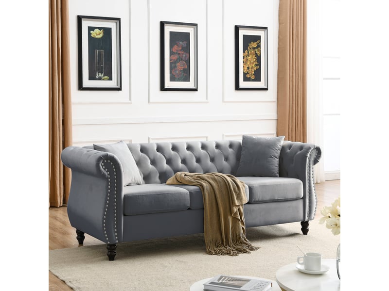 Canapé droit chesterfield 3 places en velours gris, dossier capitonné, accoudoirs arrondis, clous argentés, pieds en bois d’hévéa, assise à ressorts - Conforama B