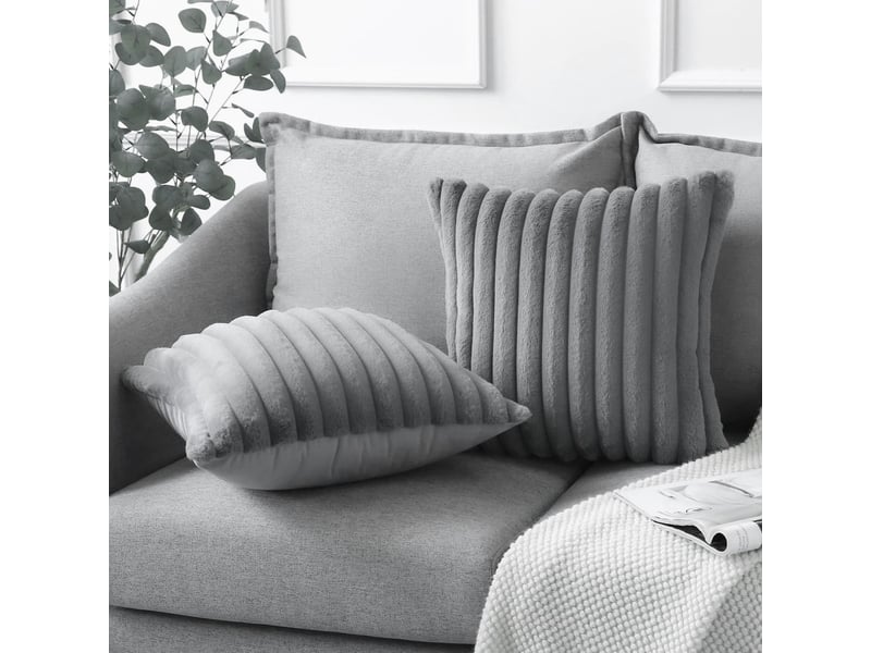 Lot de 2 housses de coussin 45 x 45 cm peluche gris clair chicfurn  - Conforama B