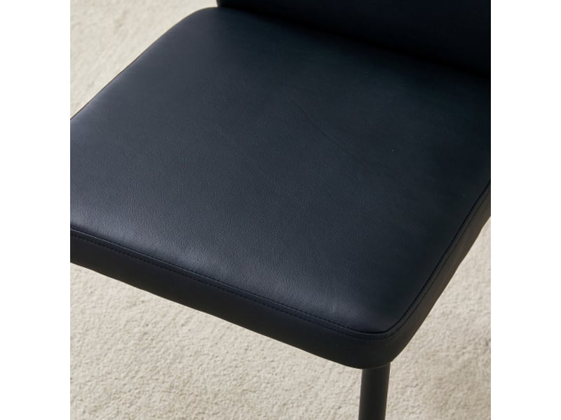4 chaises à manger – style léger-luxe, dossier pu noir à motif vertical, pieds en métal noirs – idéal salon - Conforama E