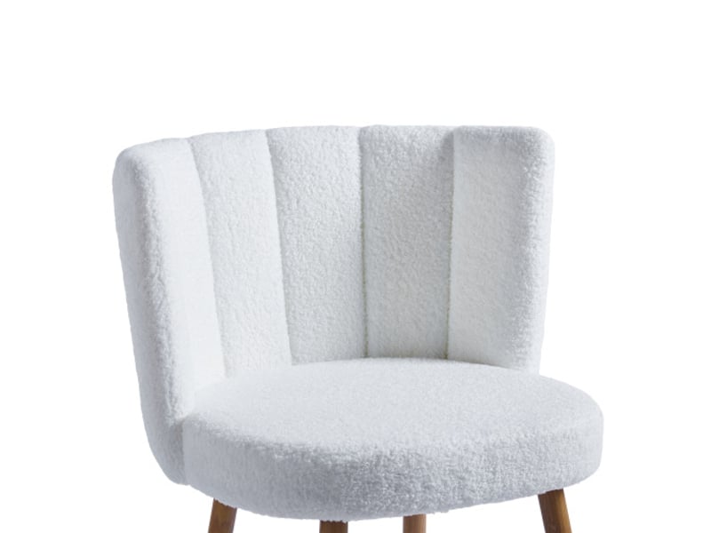  2 chaises blanches modernes – pieds tubes métal couleur bois – assise poils courts – dossier confortable – idéal salon café  - Conforama D