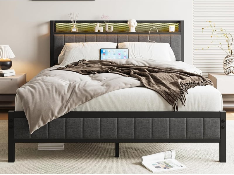 Lit 140x200cm,tête de lit grise rembourrée, lattes métalliques, usb et led, silencieux - Conforama B