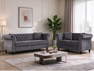 Canapé droit chesterfield en velours, capitonnage à boutons, clous argentés, bras recourbés, 5 places soit un canapé 3 places et un canapé 2 places, gris