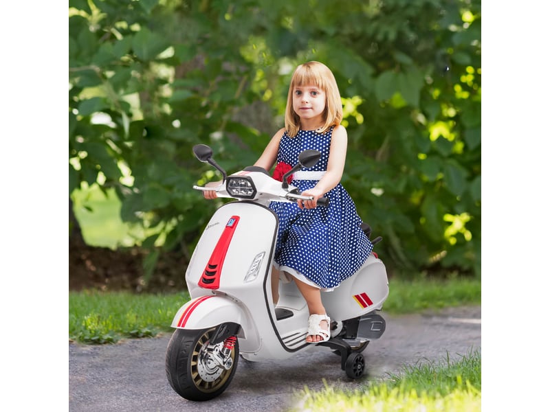  Moto vespa électrique pour enfants sous licence, avec stabilisateurs, phare et musique, en polypropylène et métal, 107 x 47 x 73 cm, blanche  - Conforama C