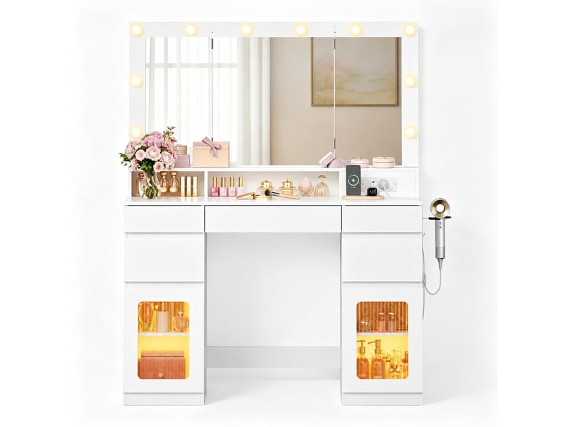  Coiffeuse blanche de 104 x 40 x 144 cm en panneaux de particules et verre, avec inserts de portes en acrylique semi-transparent. Miroir à 10 ampoules led, 5 tiroirs, 2 placards et station de charge intégrée.  - Conforama A