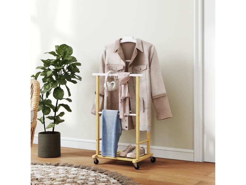 Valet de chambre à roulettes, portant à vêtements en bambou avec cintre intégré, naturel, tiges à pantalons et étagère - Conforama D