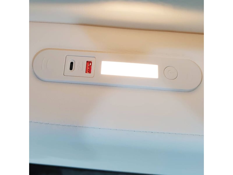 Lit rangement 90 x 200 cm veilleuse intégrée lit 1 place rangement intégré tête de lit en forme d’ours port usb de recharge assise marche revêtement en similicuir coloris blanc structure rembourrée conception sûre et pratique - Conforama E
