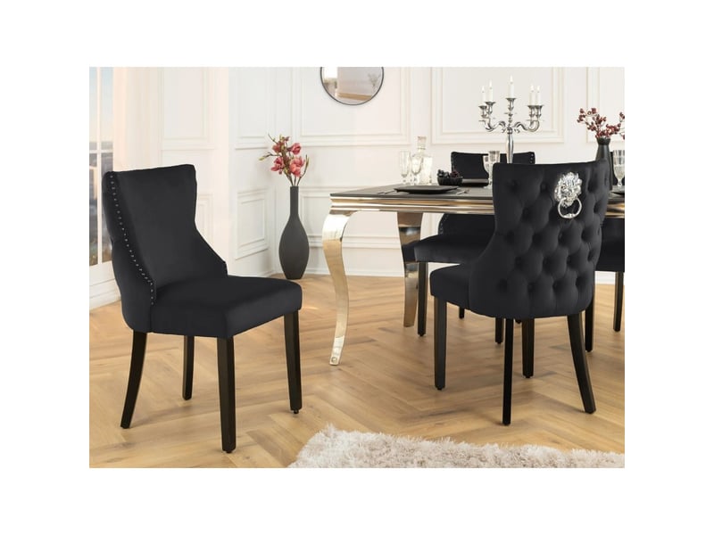  Lot de 2 chaises chesterfield regina noires en velours – dos capitonné, tête de lion argentée et pieds en bois d'hévéa  - Conforama D