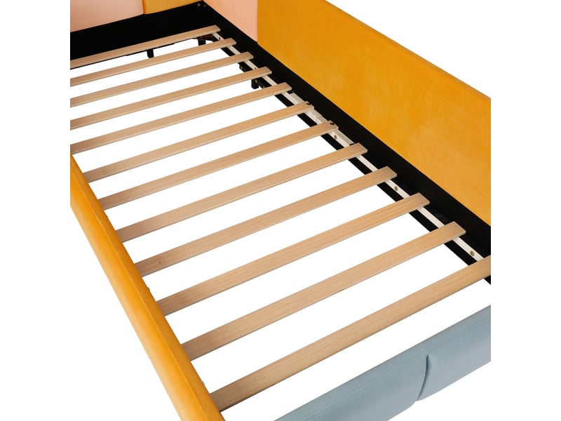  Lit enfant rembourré bas au sol 90×200 cm, doté de garde-corps latéraux surélevés et d’une tête de lit rembourrée, design ludique adapté à la chambre d’enfant, blue et multi  - Conforama C