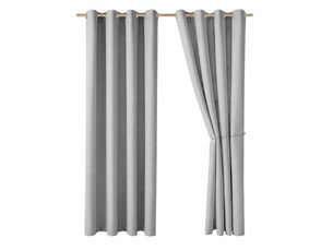 Rideau pare-soleil extérieur imperméable, tissu occultant en polyester, style minimaliste moderne, pour salon ou balcon.