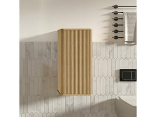 Meuble de salle de bain mural avec un design cannelé et une finition chêne, idéal pour les petits espaces.