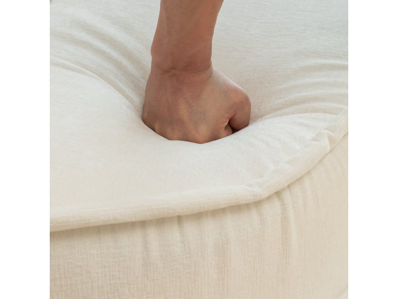  Fauteuil avec pouf rond avec 5 coussins, assise profonde et sans montage, en chenille et mousse beige, 121 × 107 cm  - Conforama E
