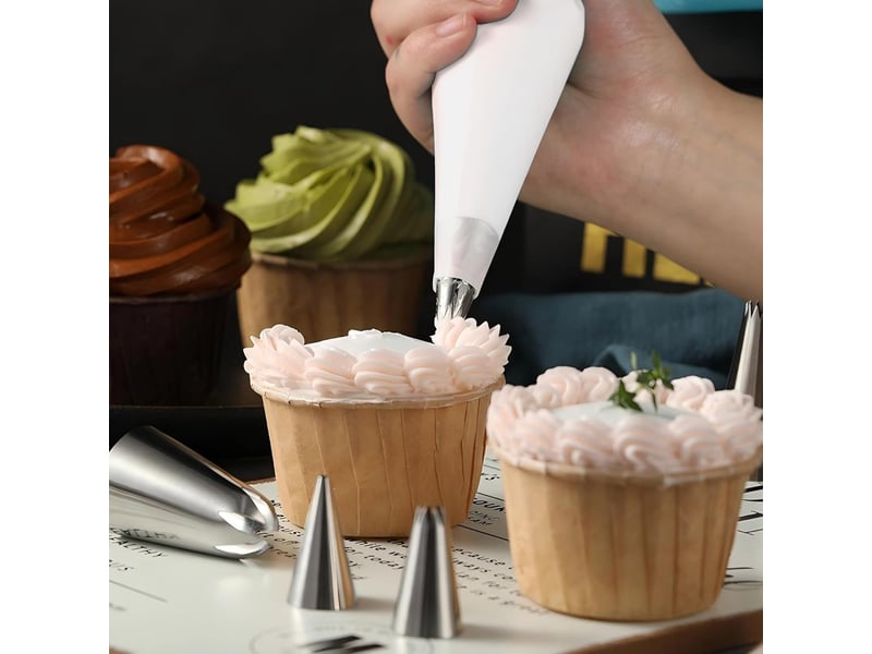  Kit de décoration de gâteau 320 pièces avec plateau tournant pour gâteau, pointes de tuyauterie de glaçage, grattoir et autres fournitures  - Conforama B