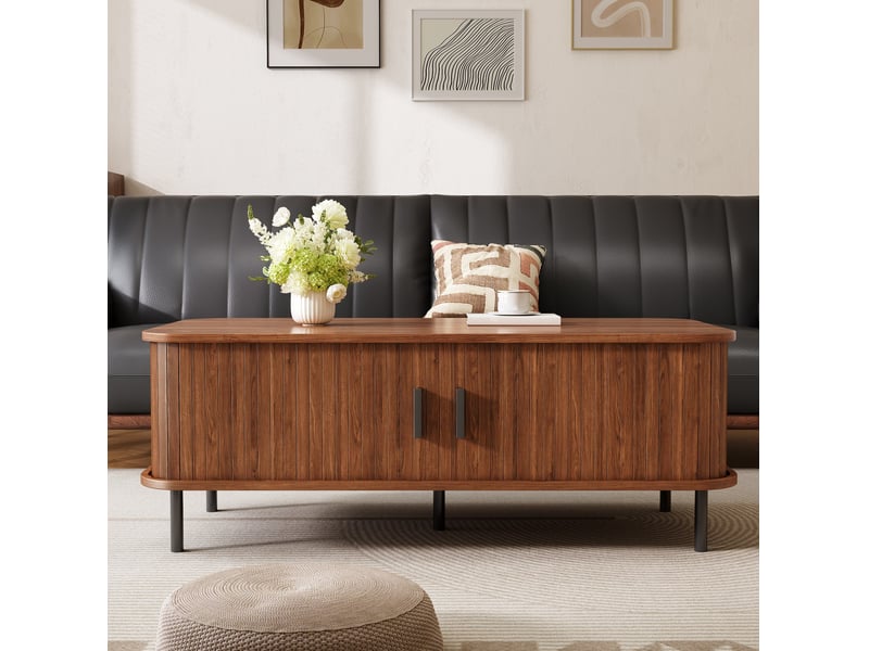 Table basse rectangulaire avec 2 portes coulissantes et rangement fermé, design à lames verticales pour salon, noyer - Conforama D