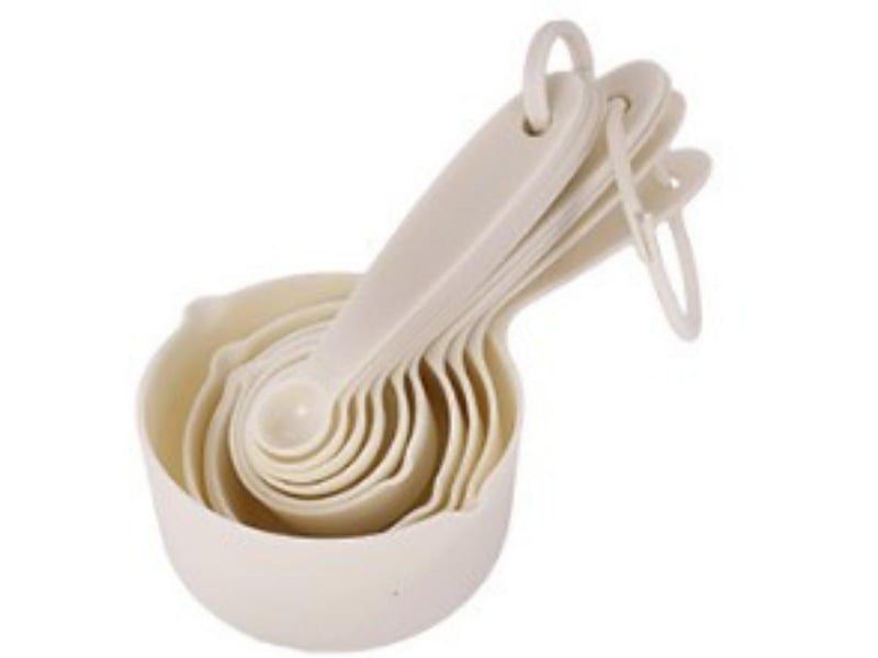  Ce set d'ustensiles de mesure comprend 10 tasses et cuillères à mesurer universelles beiges, adaptées à la cuisine et à la pâtisserie  - Conforama A