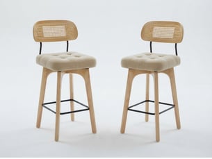 Lot de 2 tabourets de bar pivotants avec dossier effet rotin et assise en chenille beige, piètement bois et métal, design pour îlot central et cuisine