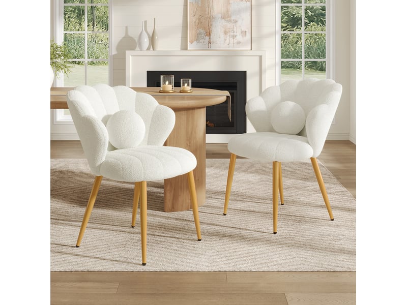  Lot de 2 chaises de salle à manger 60 x 62,5 x 83 cm blanches en tissu peluche, dossier coquillage et coussins  - Conforama D