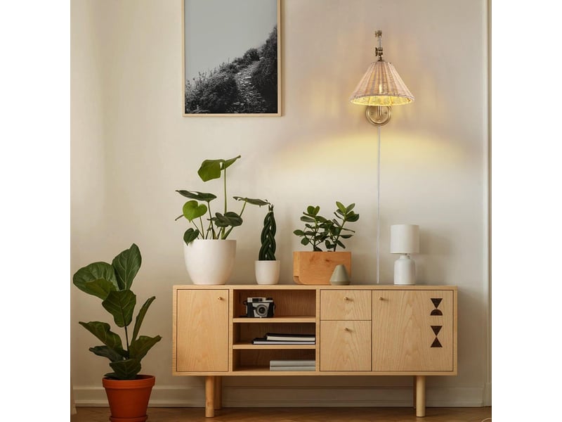 Applique murale avec bras oscillant - structure métallique dore et abat-jour conique en rotin naturel tissé à la main  - Conforama D