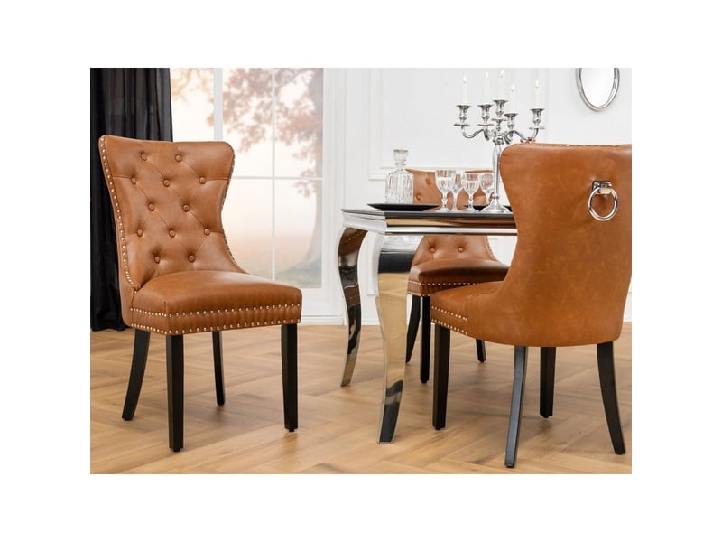  Lot de 2 chaises chesterfield regina caramel en cuir artificiel capitonné – anneau argenté, clous décoratifs et pieds noirs  - Conforama D