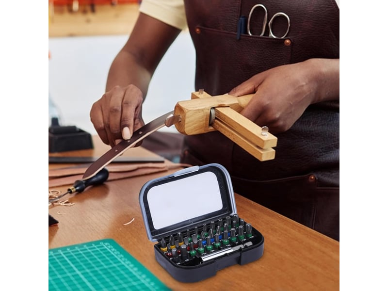  Coffret boîte compacte 30 vissage de 25 mm avec la présence d'un code couleur + 1 porte-embout  - Conforama B
