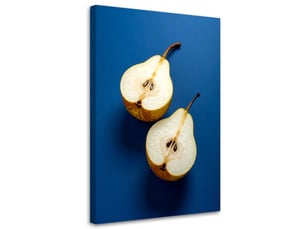Tabelau sur toile, deux moitiés de poire sur un fond bleu intense 30x45