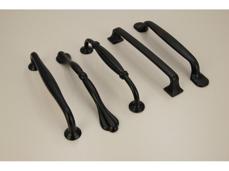  4 poignées de meubles métalliques de couleur noire de 128 mm  - Conforama E
