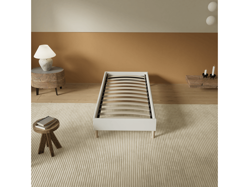 Lit 90x190 cm avec sommier, tissu blanc crème, lattes et pieds en bois Alya blanc crème - Conforama R
