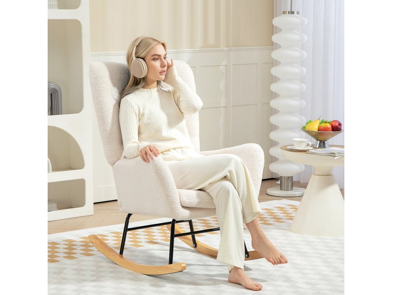 Fauteuil à bascule avec accoudoirs, coussin lombaire et base en bois, en tissu teddy blanc crème - Conforama B