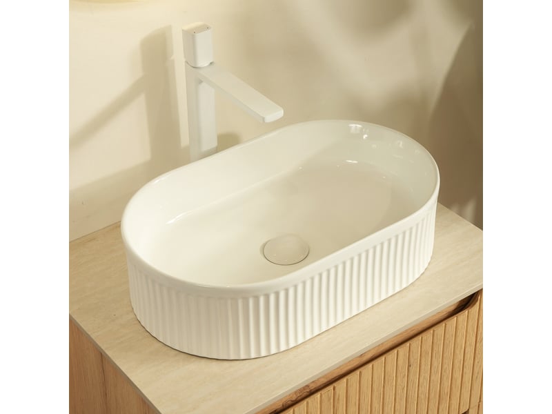 Lavabo à poser ovale en céramique blanche avec perçage pour robinet, résistant aux taches et à l’eau, 61×43×25 cm - Conforama B