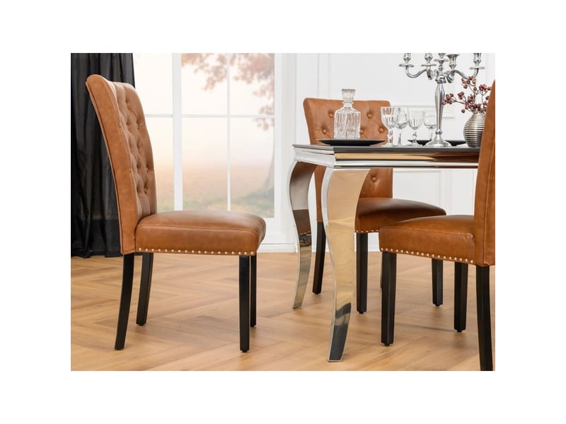  Lot de 2 chaises chesterfield regina caramel en cuir artificiel capitonné – clous argentés et pieds en bois d'hévéa noir  - Conforama D