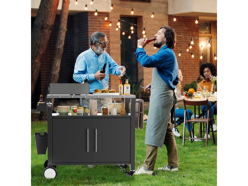 Chariot de barbecue d'extérieur à 2 portes avec espace de rangement, plan de travail inox, roulettes, crochets et étagère à épices - Conforama C