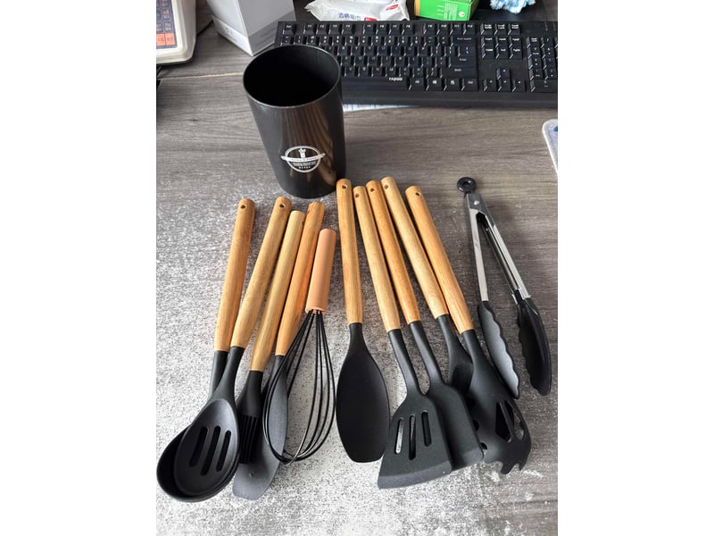  Set de 12 ustensiles de cuisine en silicone et bois noir avec support chicfurn  - Conforama B