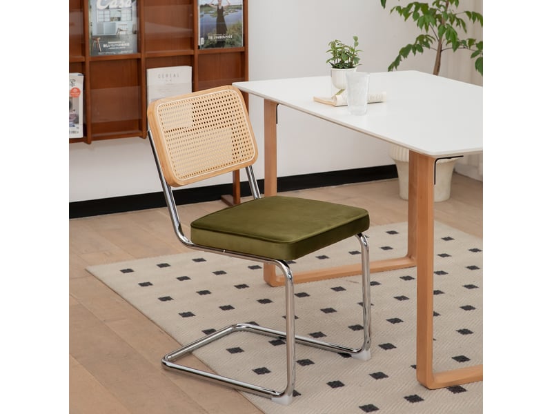  Lot de 4 chaises de salle à manger en velours vert, dossier en rotin et pieds en acier chromé, style cantilever  - Conforama D