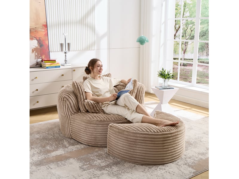 Fauteuil avec pouf rond, dossier et accoudoirs enveloppants, cinq coussins, en chenille camel et marron - Conforama D