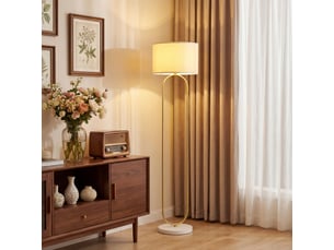 Lampadaire moderne avec abat-jour en tissu, double tube métallique et interrupteur au pied, doré