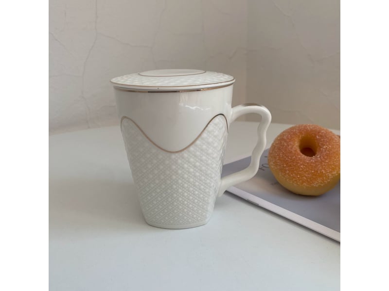  Mug en céramique avec couvercle, relief losanges et détails dorés, 380 ml  - Conforama B