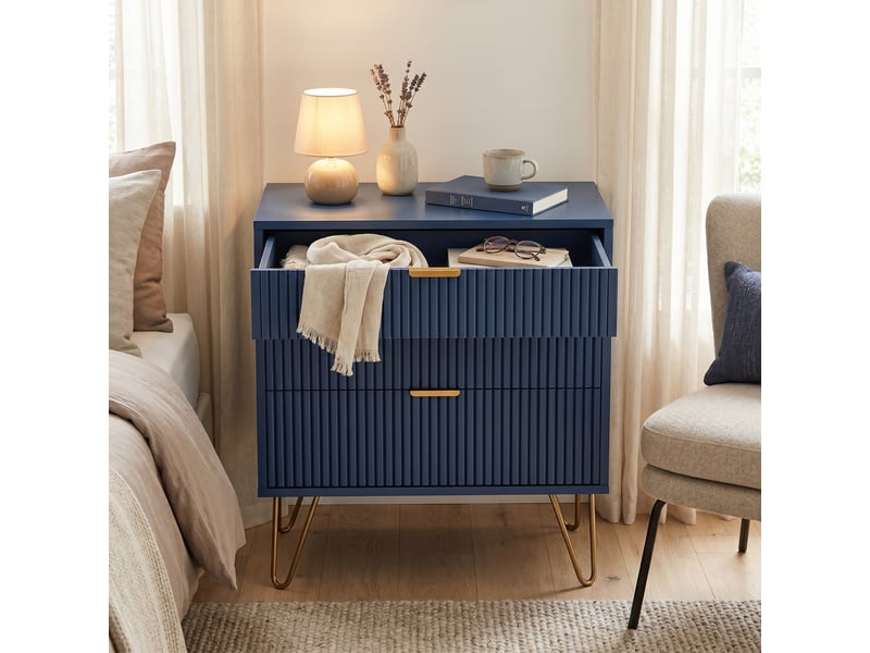 Table de chevet, commode à 3 tiroirs, 60x40x70 cm, meuble de rangement en bois avec pieds en métal, design nervuré moderne, bleu et or  - Conforama B