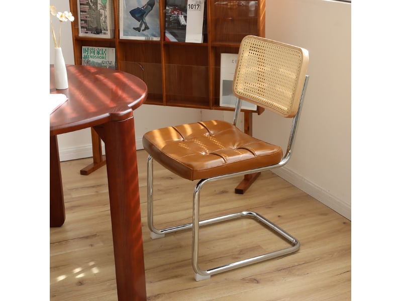  Lot de 4 chaises de salle à manger 56.9×45×85.9cm, structure métallique, empilables, rembourrage en polyuréthane, finition marron, style moderne  - Conforama B