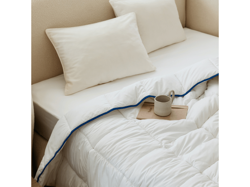  Couette légère temperée 100% fibres creuses siliconnées, enveloppe coton - 220 x 240 Céleste - Conforama C