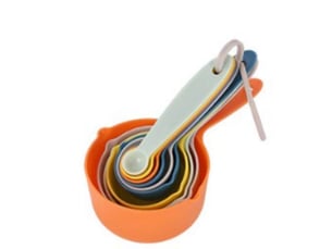 Cet ensemble d'ustensiles de mesure comprend 10 tasses et cuillères doseuses polyvalentes, idéales pour la cuisine et la pâtisserie. Disponible en pl
