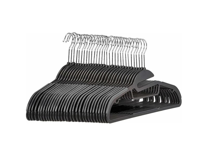 Lot de 10 cintres en plastique antidérapants ultra résistants avec caoutchouc et barre horizontale, noir - Conforama A