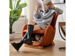 Fauteuil de salon rouge brique avec niche  et petit chien, design requin-baleine, tissu anti-griffes, charge 150kg.