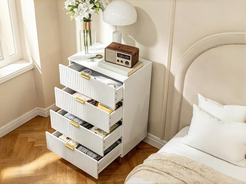  Commode à 4 tiroirs, meuble de rangement moderne pour chambre avec poignées et pieds dorés, 60 × 40 × 96 cm, blanc  - Conforama B