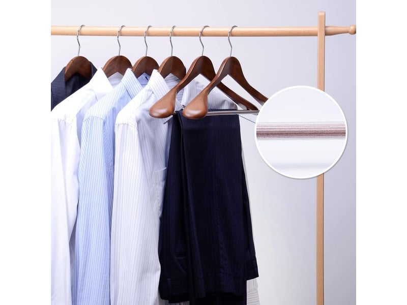  Cintres en bois pour costumes, manteaux, vestes et chemises, avec épaules extra-larges, crochets pivotants à 360° et barre antidérapante avec vis (lot de 4)  - Conforama D